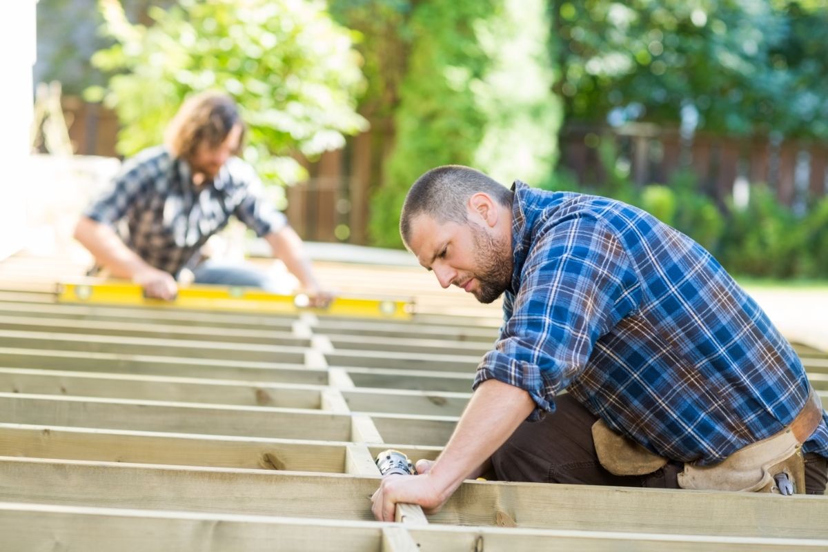 Five Reasons to Hire a Deck Builder